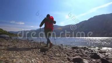 两个视频合一.. 阿尔泰。 山湖。 堕落。 那个穿着旅游靴的旅行者的女人去了湖边